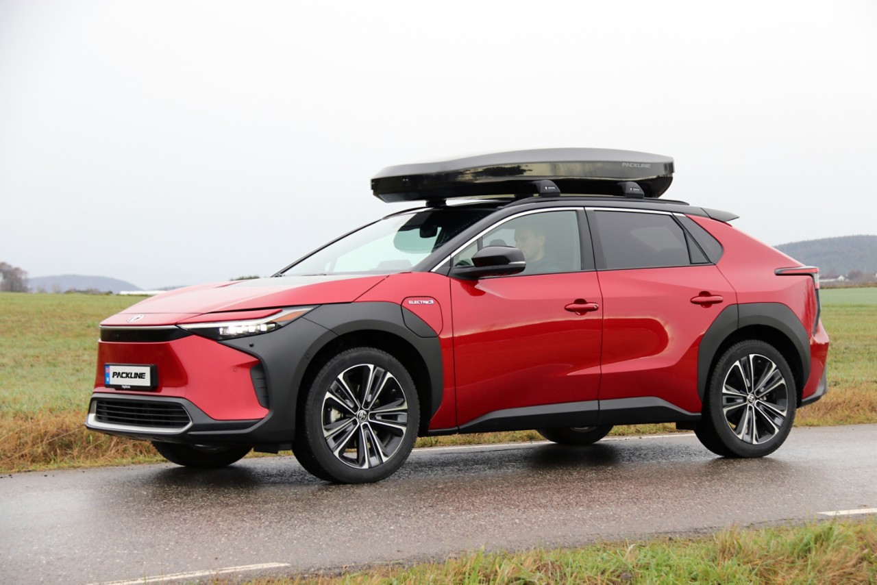 Toyota bZ4X med takboks | Toyota Norge